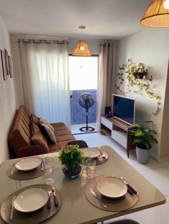 sala de estar con 2 mesas y sofá en Apartamento completo proximo as Praias do Litoral Sul, en João Pessoa