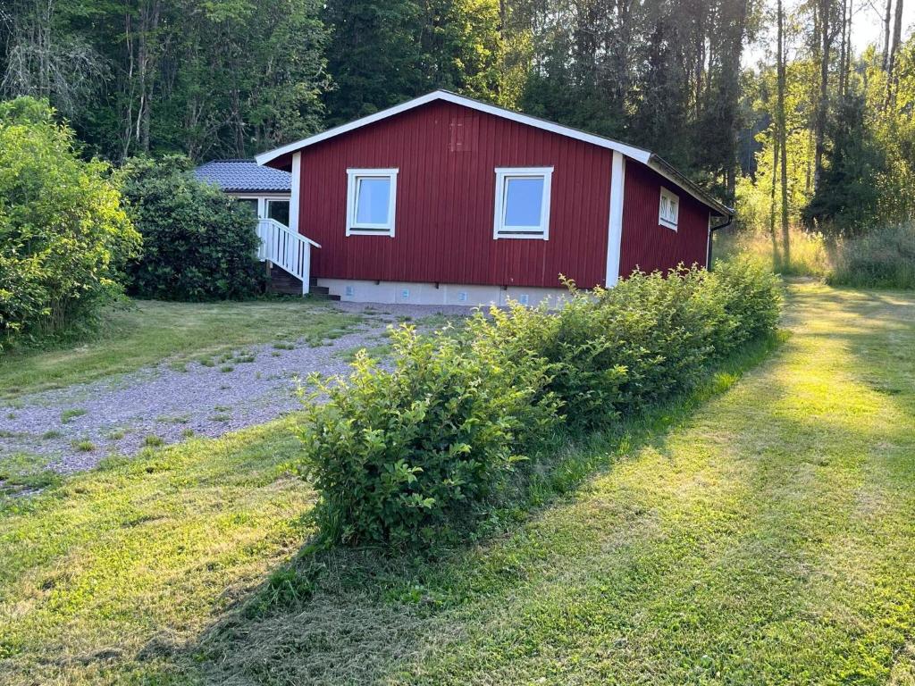un fienile rosso in mezzo a un campo di 4 star holiday home in Molkom a Ransäter