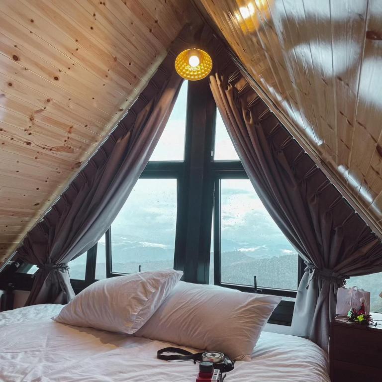 Ban Huai KhaiSinsup villa Doichang 1的有大窗户的房间里的一张床