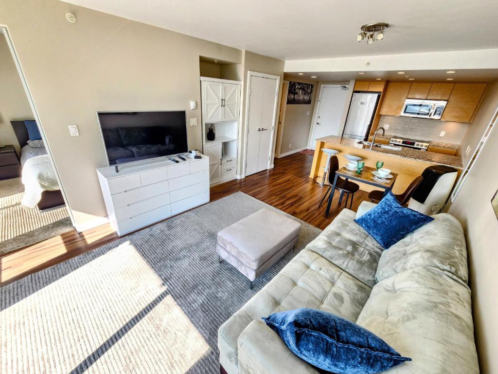 Khu vực ghế ngồi tại Central Lonsdale Gem