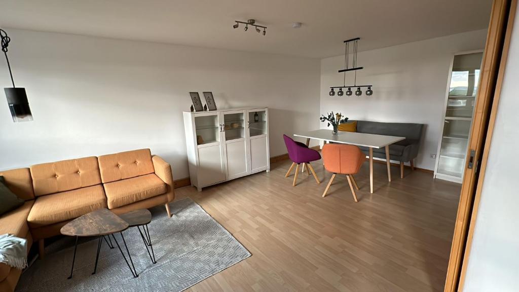 a living room with a couch and a table and chairs at Monteur und Ferienwohnung nahe Ulm Zentrum, Legoland Deutschland 