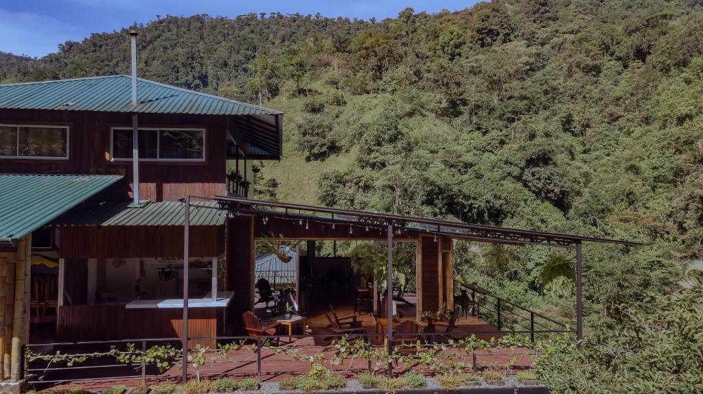 Nespecifikovaný výhled na hory nebo výhled na hory při pohledu z rezortu