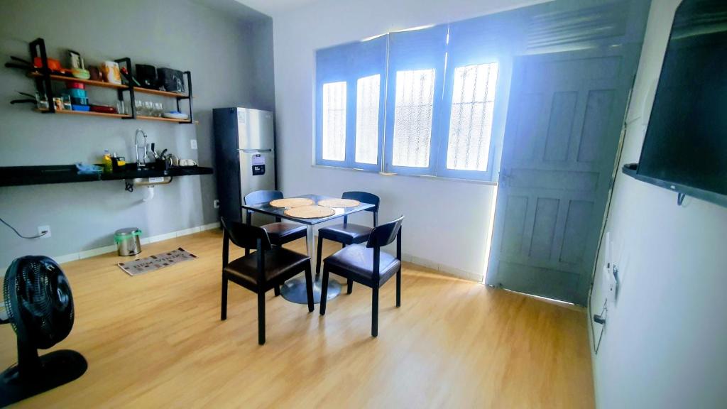 una cucina con tavolo, sedie e frigorifero di Ap Umarizal a Belém