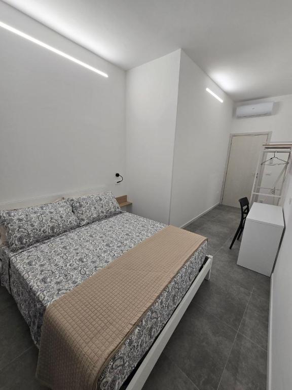 een slaapkamer met een bed, een tafel en een stoel bij DANITO Rooms 7 in Ancona