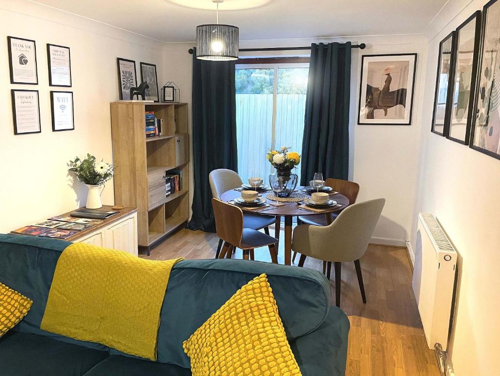 Et opholdsområde på 3 bed home in Cheltenham Town Centre with FREE PARKING for 1 car