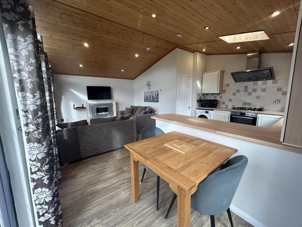 Η κουζίνα ή μικρή κουζίνα στο Field View 1 bed-No Pets- Walnut