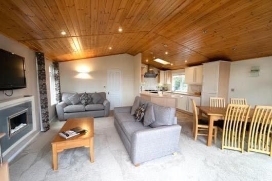 Field View 2 bed-No pets-Hornbeam في Horham: غرفة معيشة بها أريكة وطاولة