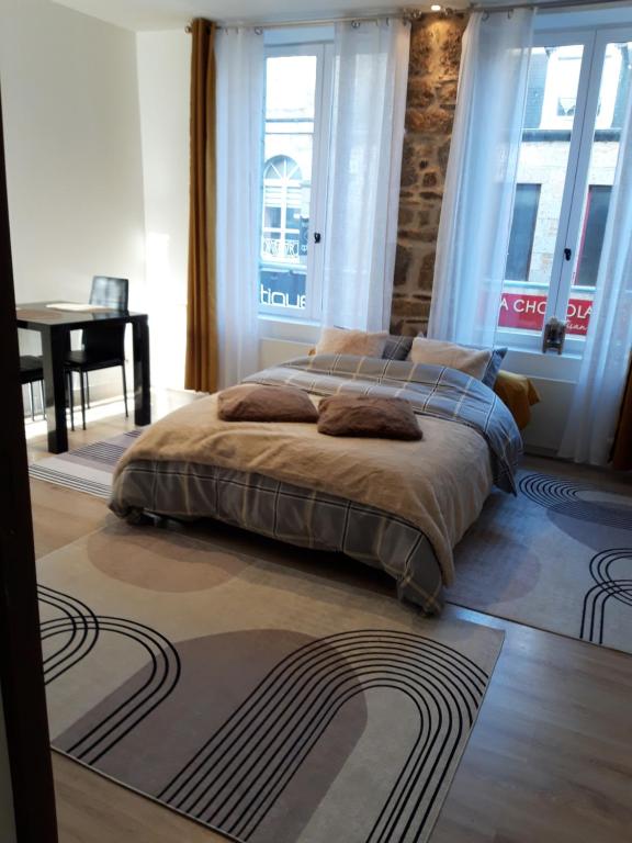 Ένα ή περισσότερα κρεβάτια σε δωμάτιο στο TINCHEBRAY Centre ville