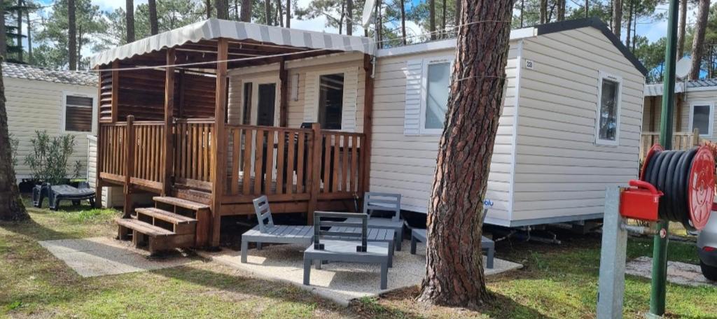 Το κτήριο όπου στεγάζεται  το κάμπινγκ