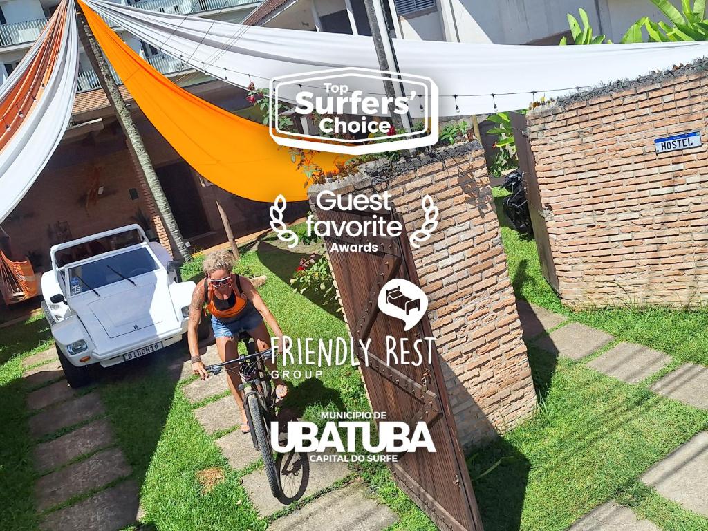 乌巴图巴HOSTEL QUINTAL GUEST Ubatuba - PG的骑着自行车的人