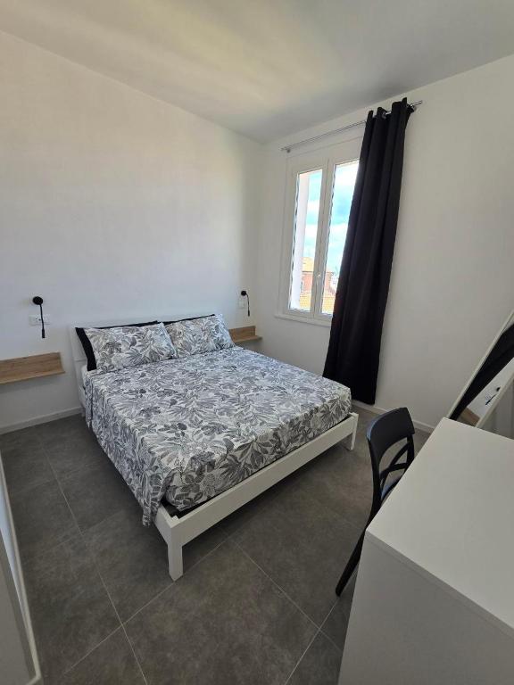 a bedroom with a bed and a window at Danito Rooms 5 matrimoniale in Ancona
