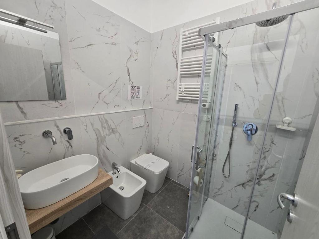 un bagno con doccia, lavandino e WC di DANITO Rooms 5 ad Ancona