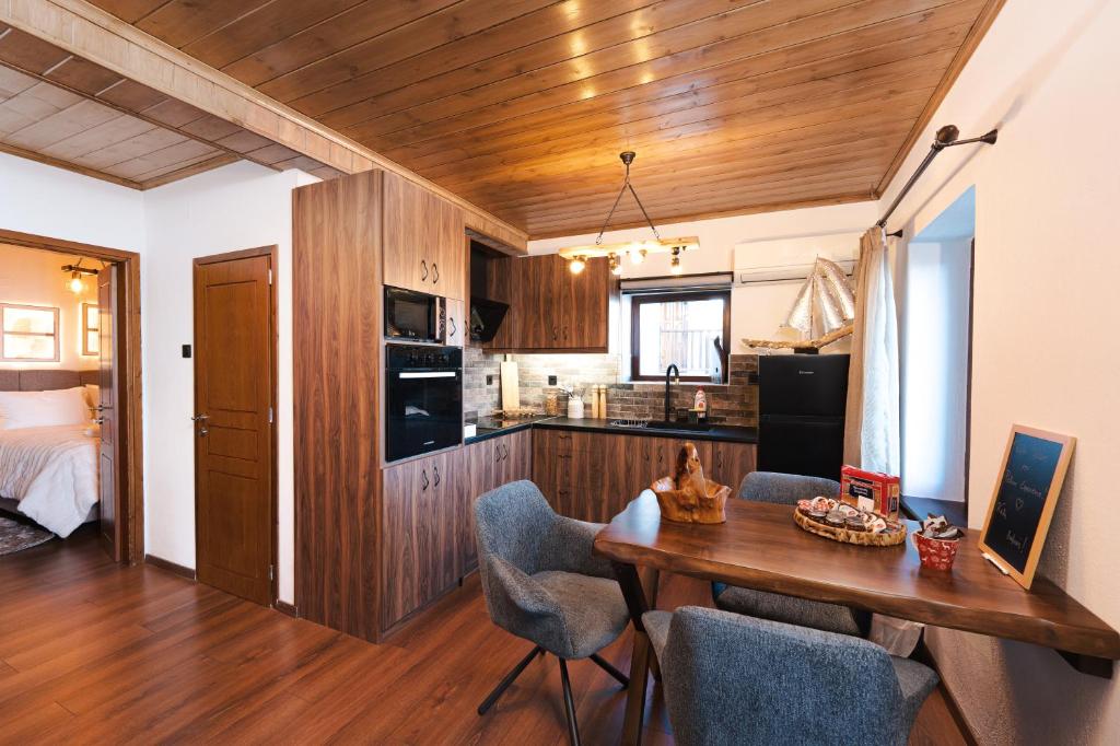 een keuken en woonkamer met een tafel en stoelen bij Pelion Experience in Zagora
