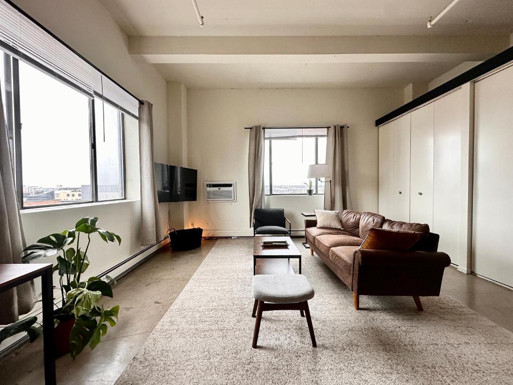 Posezení v ubytování Westown Studio Apt Near Fiserv, Baird, and Theater District