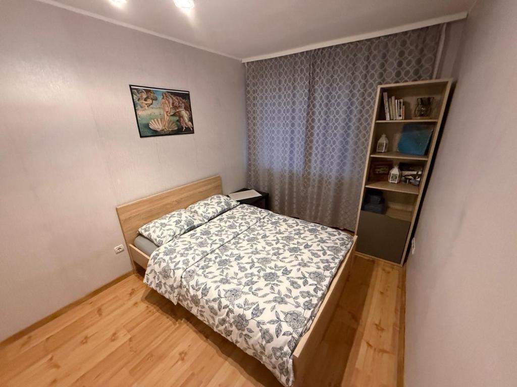 ein kleines Schlafzimmer mit einem Bett und einem Bücherregal in der Unterkunft Armin Castle to Stay in Jelgava