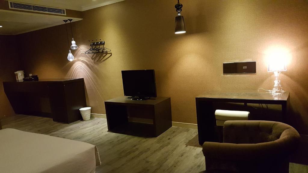 TV a/nebo společenská místnost v ubytování The Riverside Hotel & Motel