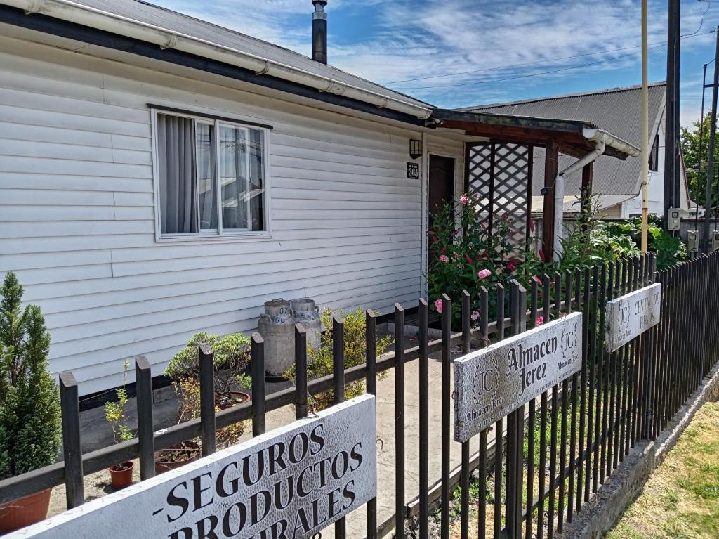 a house with a fence in front of it at entrre lagos Departamento in Puyehue