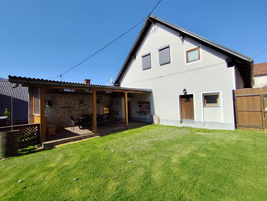 MaLu vintage house with garden في لوغانتيس: اطلاله على بيت ابيض مع ساحه