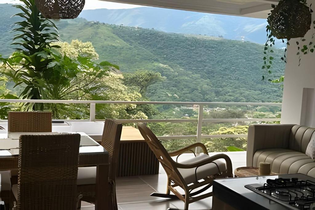 Nespecifikovaný výhled na hory nebo výhled na hory při pohledu z prázdninového domu