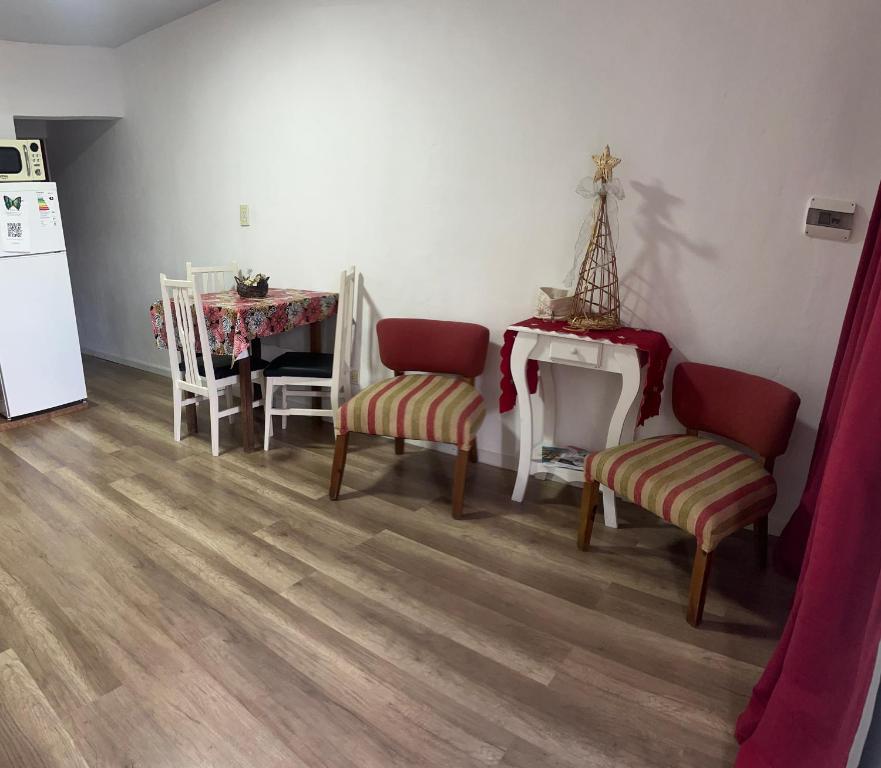 una sala da pranzo con tavolo e sedie, un tavolo e un frigorifero di Mi Departamentito a Federación