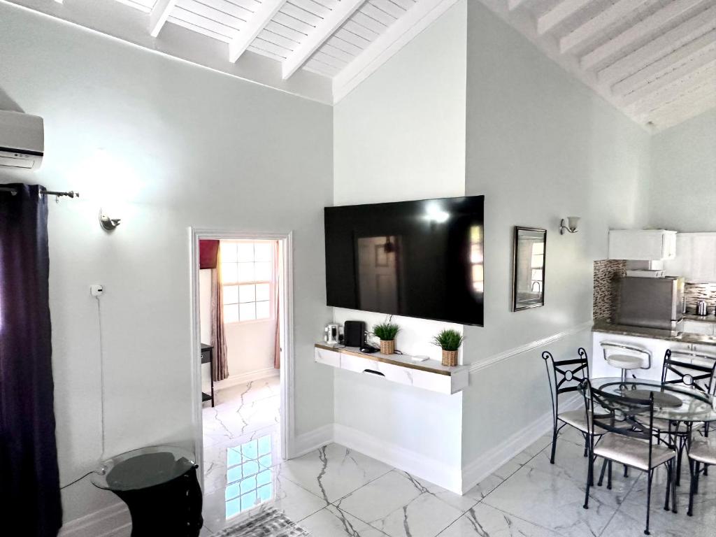 O bucătărie sau chicinetă la Villa Oasis Drax Hall