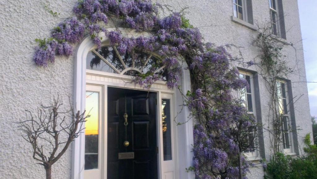 Georgian country house في أبيفيل: إكليل على باب المنزل