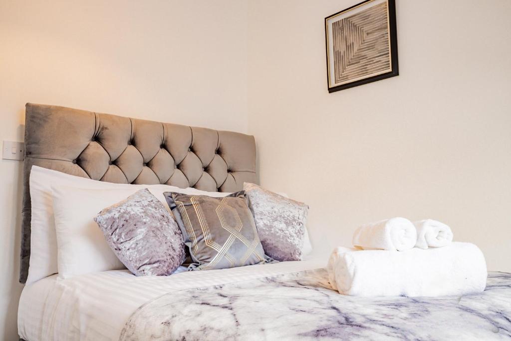 a bed with white sheets and pillows in a room at 2 Bedrooms - New Street - Sleeps 4 in Worcester