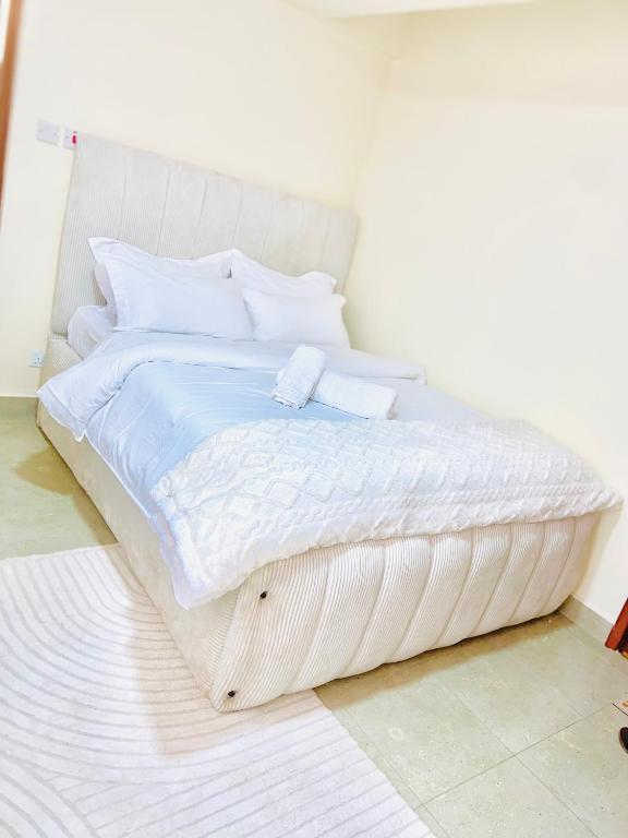 纳纽基Rees haven的一张白色的大床，配有白色的床单和枕头