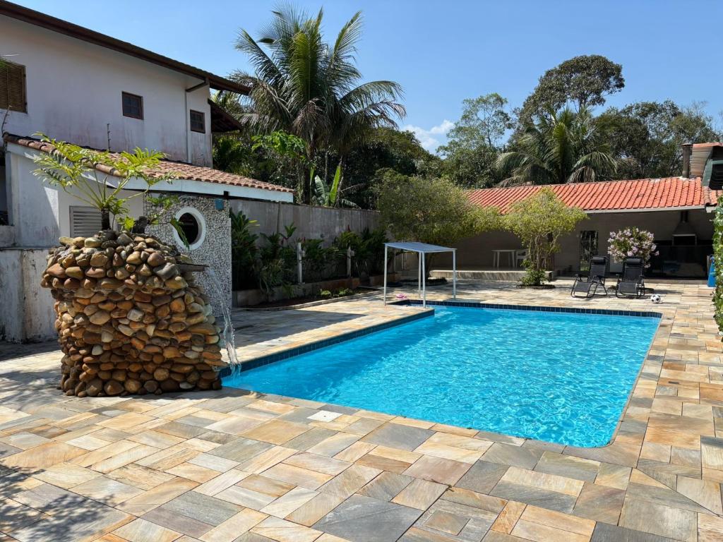a swimming pool in the backyard of a house at Moreno Guest House com Piscina, churrasqueira Praia de Itaguaré e Riviera in Bertioga