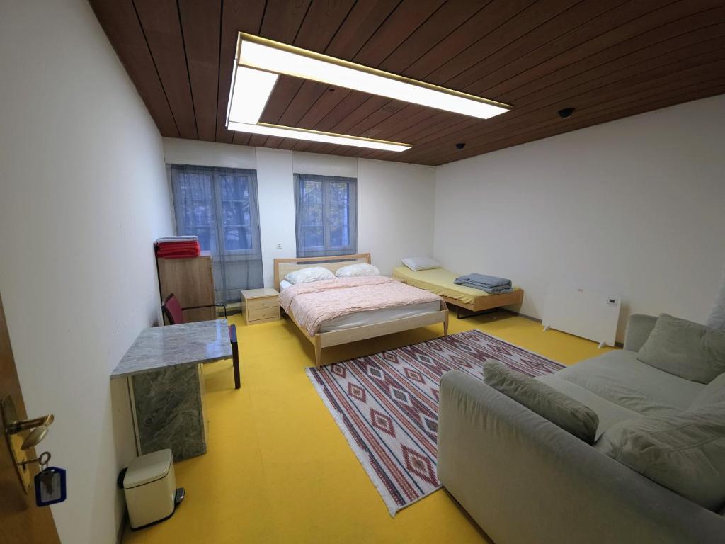 Χώρος καθιστικού στο Privat Grosse Zimmer -Mars- mit gemeinsamer Küche und Bad in Altstadt Chur