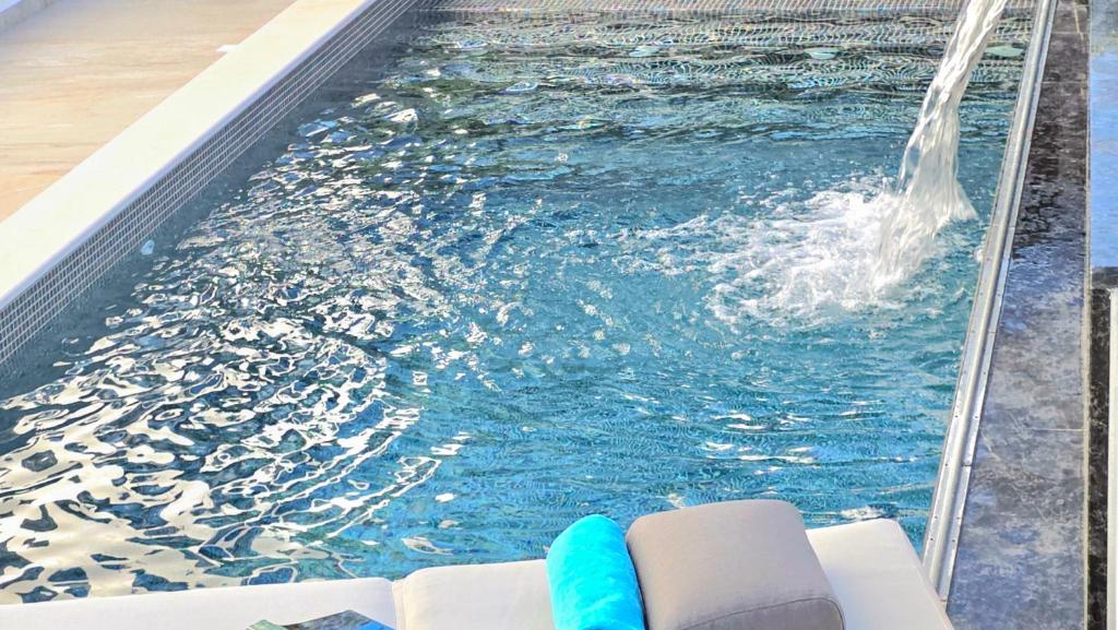 Villa Palace Al Nera في تروغير: تجمع مياه فيه شخص