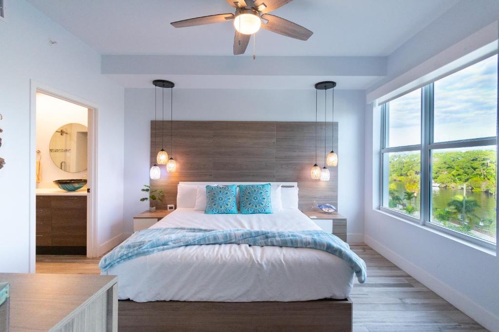 Giường trong phòng chung tại Waterfront Stateroom CC-305