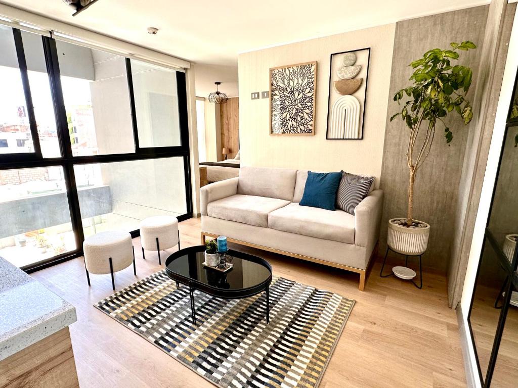 Χώρος καθιστικού στο New condo apartment - 1 Queen