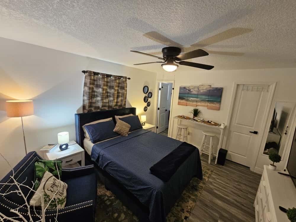 Un pat sau paturi într-o cameră la Private 1 Bedroom Suite Near Orlando Attractions