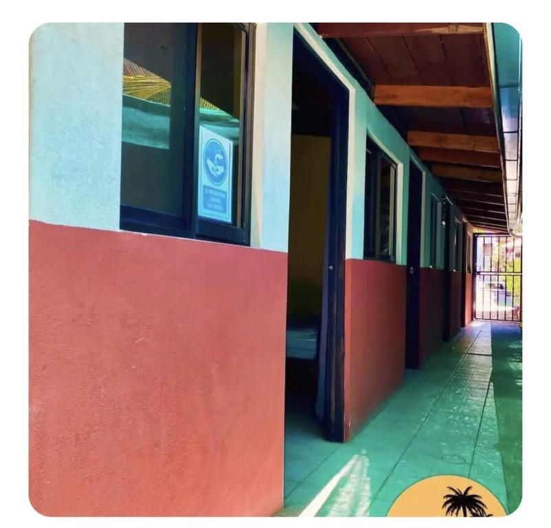 Una vista lateral de un edificio con un pasillo. en Dominical Long Term Rental, en Savegre