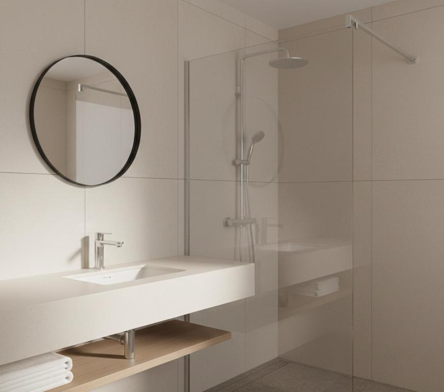 un bagno bianco con lavandino e specchio di Veranda Hotel Ölüdeniz a Fethiye