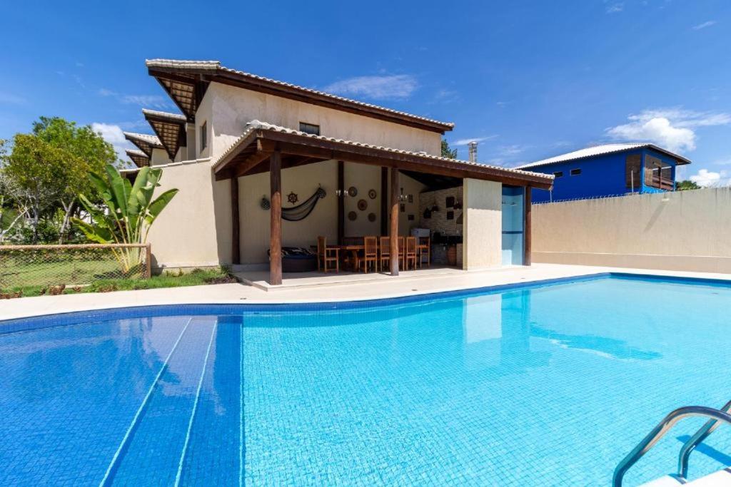 een villa met zwembad voor een huis bij Refúgio Casa Pitinga in Porto Seguro