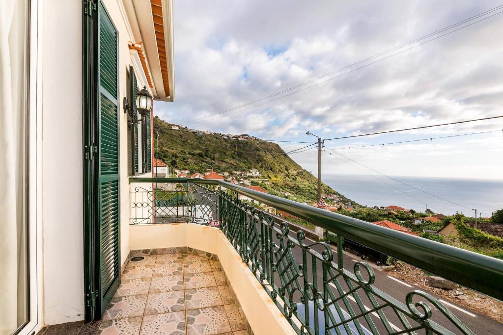 a balcony with a view of the ocean at Casa da Georgina by GALMI in Arco da Calheta
