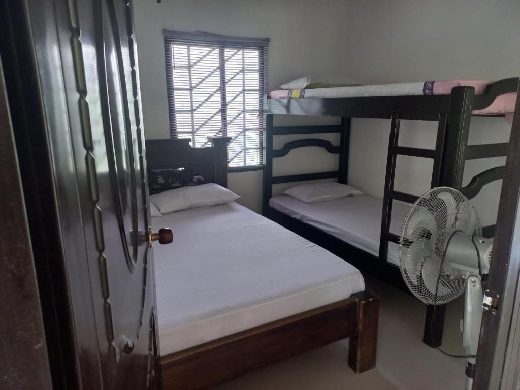 Un pat sau paturi într-o cameră la Hermosa Casa Finca con Piscina Natural