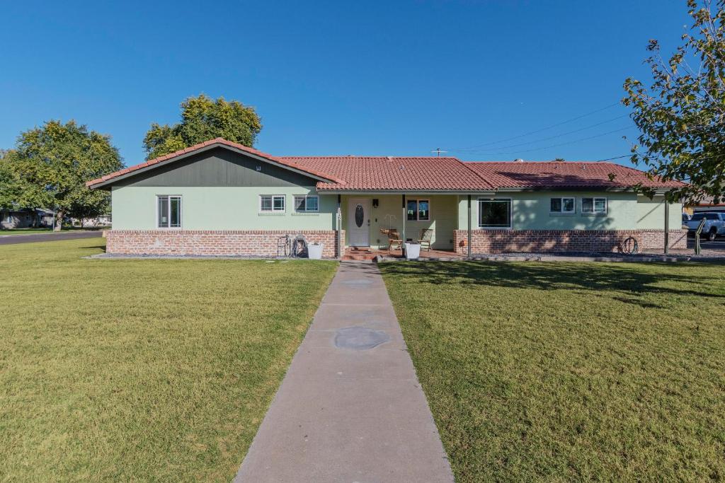 une maison avec une cour et un trottoir dans l'établissement No Place Like 3bed2bath Home Phoenix Central, à Phoenix