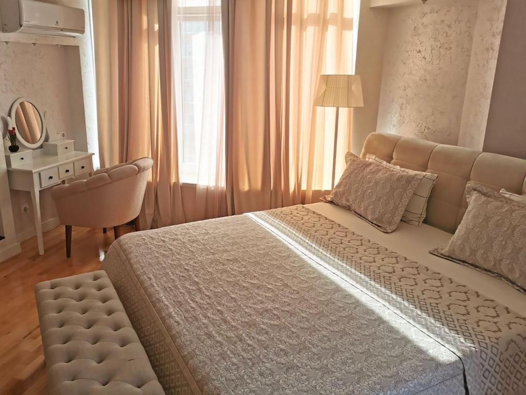 Giường trong phòng chung tại Stunning design apartment with Jacuzzi