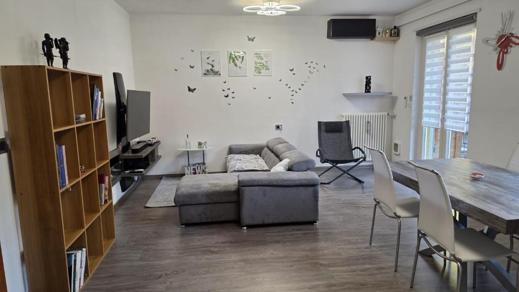 a living room with a couch and a table at GS Valtellina con giardino privato in Morbegno