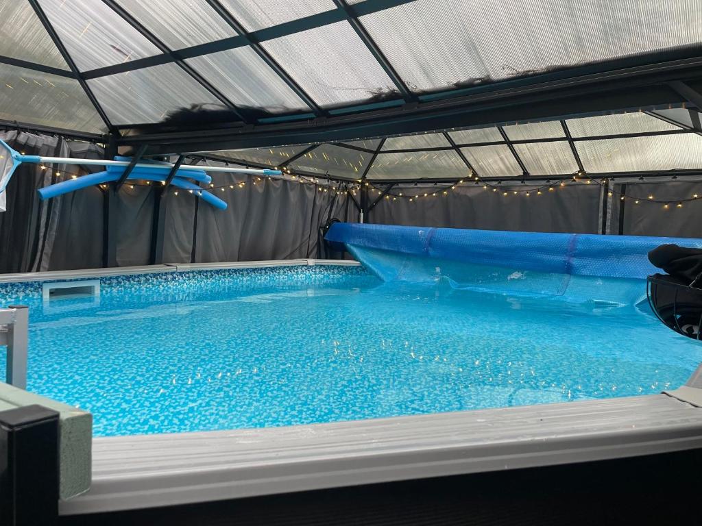 una gran piscina en una tienda en Getaway Spa Retreat with Watsu Pool Blue Mountains, en Hazelbrook