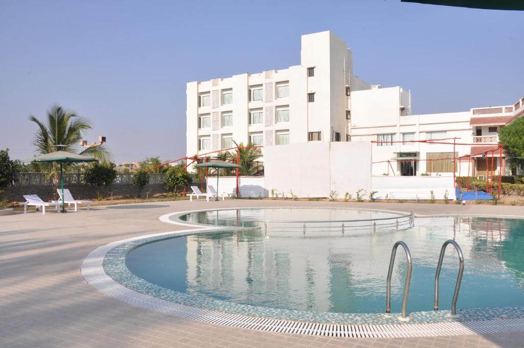 Bazén v ubytování Goverdhan Greens Resort Dwarka l Hotels In Dwarka nebo v jeho okolí