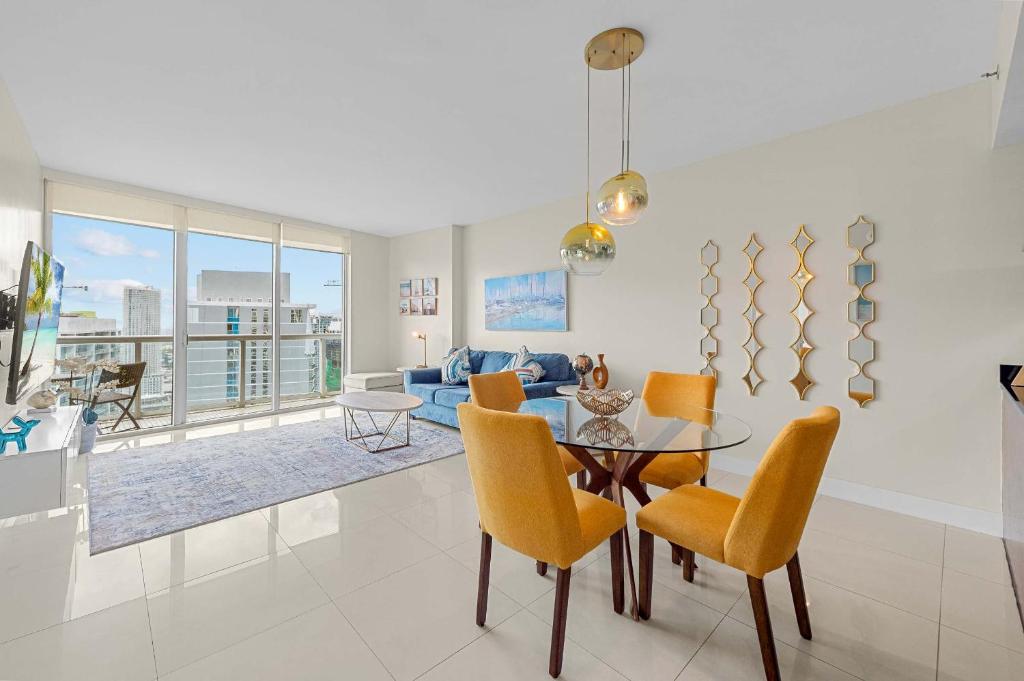 Χώρος καθιστικού στο Luxury Waterfront W Hotel Condo Brickell Skyline Views