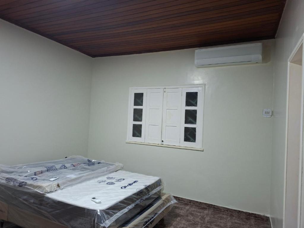 a room with a bed and a window at Residencial Paraviana-Casa Piscina in Boa Vista
