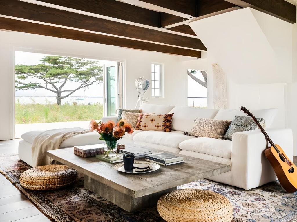 A little piece of heaven... في خليج هاف مون: غرفة معيشة مع أريكة بيضاء وطاولة