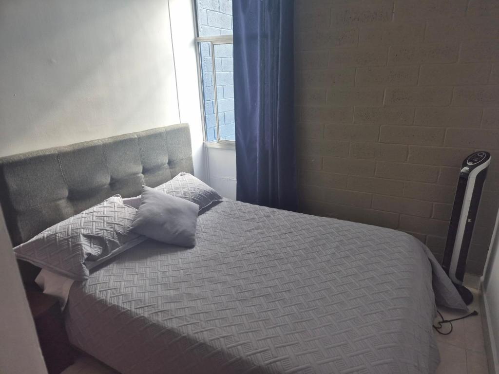 Ένα ή περισσότερα κρεβάτια σε δωμάτιο στο Cuarto amoblado en la Loma del Indio, El Poblado con vista a la ciudad