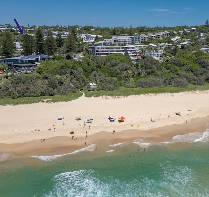 5 "Sempre" 28-34 Duke St Sunshine Beach في صن شاين بيتش: منظر جوي لشاطئ مع أشخاص ومظلات