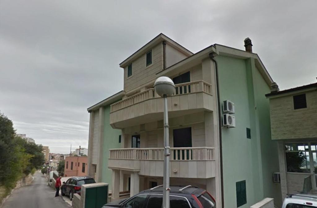 Apartments with parking space Makarska - 24992
